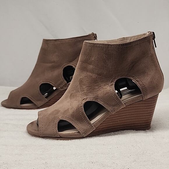 TORRID CUTOUT PEEP-TOE WEDGES TAN SUEDE LADIES SIZE 8WW VGUC - Picture 2 of 16